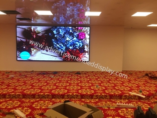 Konuşma Salonları Dev LED Ekran Reklam Duvarı Kapalı 1g1r1b